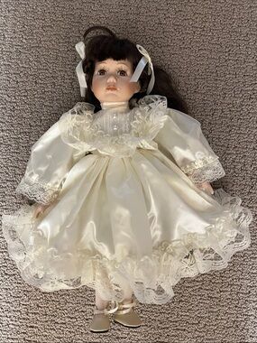 Seymour Mann “Edie” Porcelain Doll 1996-Cream Lace Dress -NWT